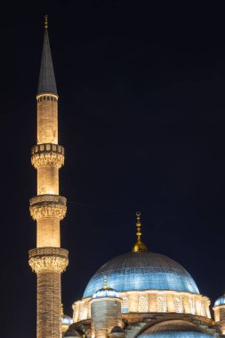 Ramazan ya da İslami arka plan. Eminonu Yeni Cami veya Yeni Cami dikey görünümü.