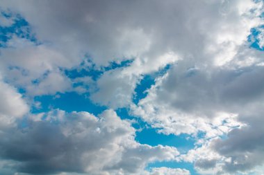 Hava tahmini konsept fotoğrafı. Parçalı bulutlu gökyüzü arkaplan fotoğrafı.