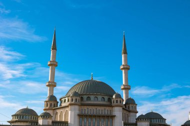 Parçalı bulutlu gökyüzü olan Taksim Camii. Ramazan veya İslami konsept fotoğraf. İstanbul konsept geçmişini ziyaret et.