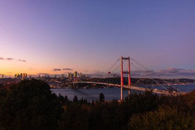 İstanbul manzarası gün batımında. İstanbul Boğazı Köprüsü ve şehir manzarası mavi saatlerde.