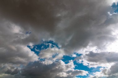 Kara bulutlu ve güneşli parçalı bulutlu bir gökyüzü. Bulutlu manzara arkaplan fotoğrafı.