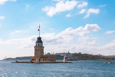 Kiz Kulesi namı diğer Bakire Kulesi. İstanbul konsept fotoğrafını ziyaret edin. Arka planda İstanbul 'un tarihi yarımadası.