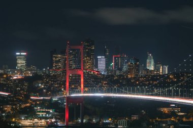 İstanbul manzaralı gökdelenler ve Boğaz Köprüsü nam-ı diğer 15 Temmuz Şehitler Köprüsü.