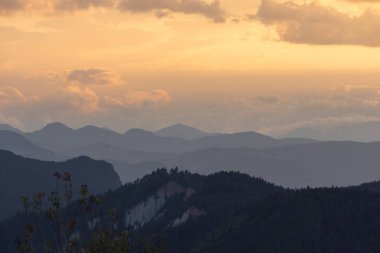 Sis ve parçalı bulutlu gökyüzü ile dağ sırası. Manzara arkaplan fotoğrafı.