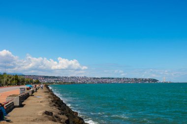 Samsun 'un bulutlu gökyüzü manzarası. Türkiye 'nin Karadeniz bölgesinde Samsun kenti.