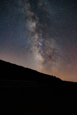 Tepelerin silueti ile Samanyolu. Astrofotoğrafçılık konsepti.