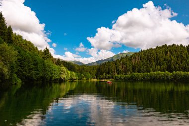 Artvin 'in Savsat ilçesindeki Karagol Gölü. Hindi arkaplan fotoğrafını ziyaret et. Ormanda bulutlu bir göl.