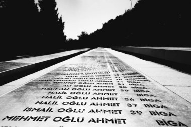 18 Mart ya da 18 Mart konsept fotoğrafı. Kesikdere Mezarlığı veya Kesikdere Sehitligi 'ndeki şehitlerin isimleri. Çanakkale Türkiye - 4.14.2024