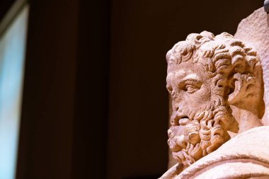 İstanbul Arkeoloji Müzesi 'ndeki taş heykel metin için fotokopi alanı odaklı. İstanbul Türkiye - 7.6.2024