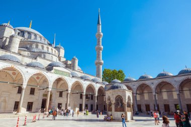 Sultanahmet namı diğer Mavi Cami. Ziyaretçileri var. İstanbul konsept fotoğrafını ziyaret edin. İstanbul Türkiye - 6.8.2024