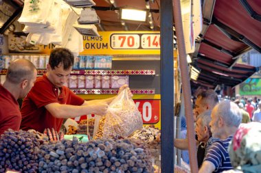 Türkiye konsept fotoğrafında gıda enflasyonu. Eminonu semtindeki müşterilerle alış-veriş yapıyor. İstanbul Türkiye - 6.8.2024