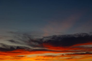 Gün batımında dramatik turuncu bulutlar ve güneş ışınları. Günbatımı arkaplan fotoğrafı.