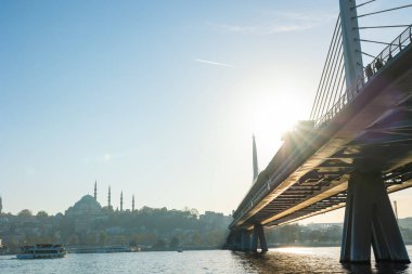 Süleyman Camii ve Halic metro köprüsü güneş ışığıyla. İstanbul konsept fotoğrafını ziyaret et.