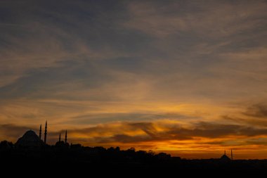 Gün batımında turuncu gökyüzü olan Süleyman ve Fatih Camii 'nin silueti. Ramazan, İslami veya laylat al-Qadr veya kadir gecesi konsept fotoğrafı.