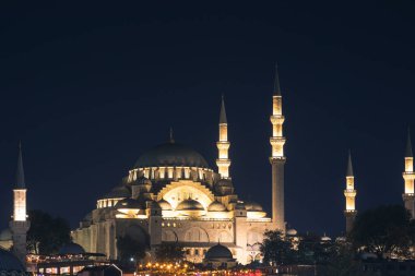 Kadir gecesi veya laylat al-Qadr konsept fotoğrafı. Geceleyin Süleyman Camii. Ramazan veya İslami arkaplan.