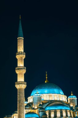Gece camii. Eminonu Yeni Cami namı diğer Yeni Cami. Metin için fotokopi alanı olan Ramazan, İslami veya laylat al-Qadr veya kadir gecesi arkaplan fotoğrafı.