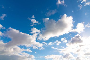Cennet konsepti fotoğrafı. Parçalı bulutlu bulutlu gökyüzü ve güneş ışığı.