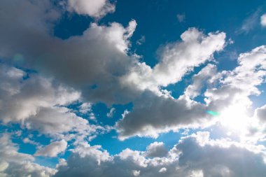 Parçalı bulutlu arkaplan fotoğrafı. Hava tahminleri konsepti fotoğrafı.