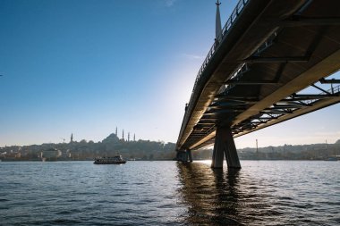İstanbul 'da Süleyman Camii ve Halic Metro Köprüsü manzaralı. İstanbul 'da Altın Boynuz.