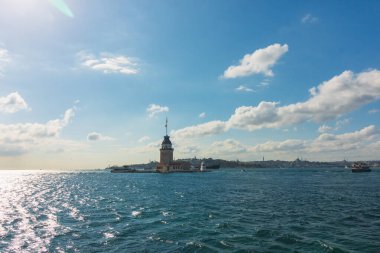 Bakire Kulesi. Kiz Kulesi ve İstanbul şehri gündüz gözüyle görülüyor. İstanbul konsept fotoğrafını ziyaret et.