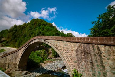 Yaz mevsiminde Artvin Türkiye 'de Cifte kopruler. Türkiye 'nin Karadeniz Bölgesindeki Taş Köprüler. 