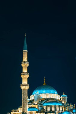 İslami arka plan dikey fotoğraf. Eminonu Yeni Cami namı diğer Gece Yeni Cami.