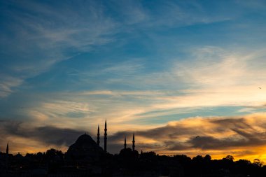 Ramazan veya İslami konsept fotoğraf. Gün batımında sisli gökyüzü ile caminin silueti. İstanbul 'un arka plan fotoğrafını ziyaret et.