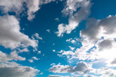 Taze, havadar bir gökyüzü, dokulu bulut oluşumlarıyla..