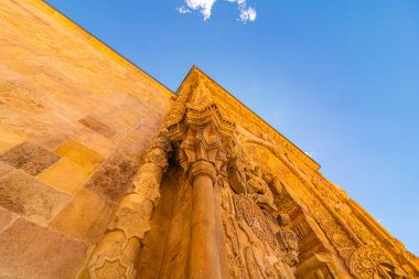 Divrigi Ulu Camii namı diğer Büyük Divrigi Camii. Kapının oyulmuş taş süslemeleri..