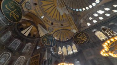 Ayasofya 'nın iç manzarası. İstanbul konsept videosunu ziyaret edin. İstanbul Türkiye - 12.20.2024