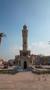 İzmir Saat Kulesi 'nin insanların hareket halindeki dikey videosunu hızlandırın. İzmir Türkiye - 3.2.2025