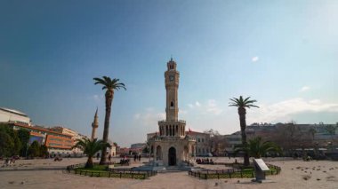 İzmir Clock Towe ve 4K klibinde insanlar var. Hindi konsepti videosunu ziyaret et. İzmir Türkiye - 3.2.2025