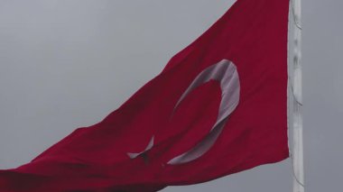  Bayrak direğinin el kamerasındaki Türk Bayrağı. Türkiye 'nin ulusal holdingleri konsept videosu.