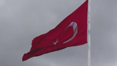 Bulutlu gökyüzüne Türk Bayrağı sallıyor. Türkiye 'nin ulusal bayram konsept videosu.