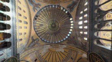 Ayasofya Camii 'nin iç manzarası nam-ı diğer Ayasofya Sophia. İstanbul konsept videosunu ziyaret edin. İstanbul Türkiye - 12.20.2024