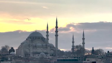 Gün batımında gökyüzü parçalı bulutlu Süleyman Camii 'nin yavaş çekim videosu. İstanbul konsept videosunu ziyaret et.