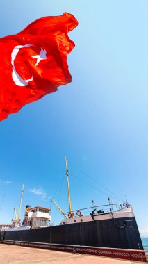 Bandirma gemisi ile Türk Bayrağı. 19 Mayıs Gençlik ve Spor Günü veya 19 Mayıs konsepti dikey imajı.