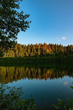 Karagol gölü ve gün batımında orman manzarası. Artvin 'in Savsat ilçesine bağlı Karagol Gölü