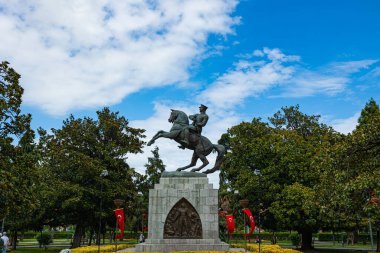 19 Mayıs 'ta Atatürk konsept fotoğrafının anısına. Onur Aniti ya da Onur Aniti heykeli. Samsun Türkiye - 7.31.2024