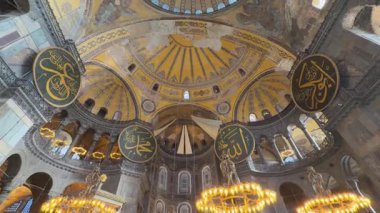 Ayasofya Camii 'nin ya da Ayasofya' nın iç manzarası. Ramazan veya İslami konsept video. İstanbul Türkiye - 12.20.2024