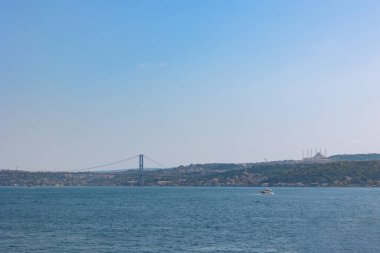 İstanbul 'da Camlica Camii ve Boğaz Köprüsü ile Boğaz' ın panoramik manzarası.