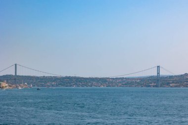 İstanbul 'daki Boğaz Köprüsü, nam-ı diğer 15 Temmuz Şehitler Köprüsü. Asya ile Avrupa arasındaki bağlantı.