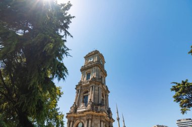 Dolmabahce Saat Kulesi, açık mavi gökyüzü. İstanbul konsept fotoğrafını ziyaret et.