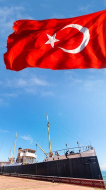 Türk Bayrağı ve Bandirma Gemisi. 19 Mayıs veya 19 Mayıs konsept dikey fotoğraf