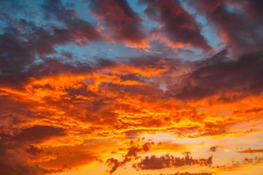 Dramatik gün batımı arkaplan fotoğrafı. Gün batımında turuncu bulutlar.