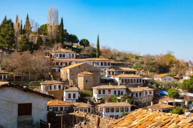 Sirince Town manzaralı, gündüz evleri ve kilisesi olan. Hindi konsepti fotoğrafını ziyaret et. İzmir Türkiye - 2.2.2025