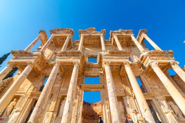 Efes 'teki Celsus Kütüphanesi. Hindi konsepti fotoğrafını ziyaret et. İzmir Türkiye - 2.1.2025