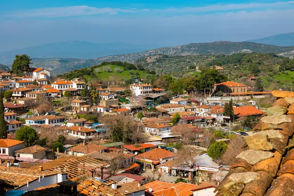 Sirince Kasabası. İzmir 'in Selçuk ilçesindeki Sirince kasabasının manzarası. Hindi konseptini ziyaret et. İzmir Türkiye - 2.2.2025