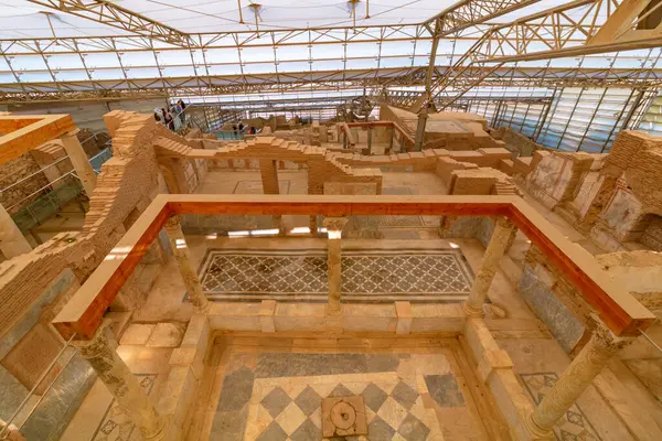 Teras, Ephesus 'taki Yamac Evler olarak da bilinir. Hindi konseptini ziyaret et. İzmir Türkiye - 2.1.2025