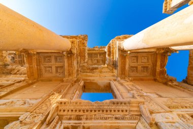Gündüz vakti Celsus Kütüphanesi 'nin mavi gökyüzüyle geniş açılı görüntüsü. Türkiye konsept fotoğrafını ziyaret et